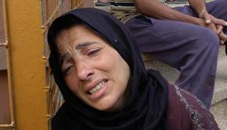 امرأة فلسطينية من غزة تنعى قريبا له قُتل في غارة إسرائيلية