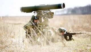 جندي روسي يتأهب لإطلاق صاروخ كورنيت