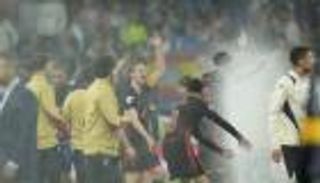 أغرقوا اللاعبين بالمياه.. إسبانيول يفسد احتفالات برشلونة (فيديو)