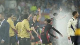 فتح رشاشات المياه على لاعبي برشلونة