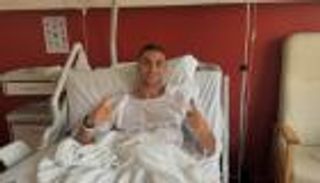 بالدراجات إلى المستشفى.. لاعبو برشلونة يفاجئون زميلهم (فيديو)