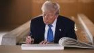 ترامب يوقع في سجل زوار بيت العائلة الإبراهيمية في أبوظبي.. ماذا كتب؟ 