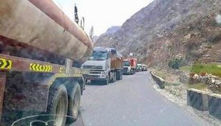 مركبات وشاحنات في خط يافع