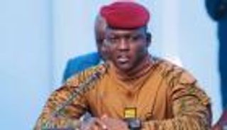 بوركينا فاسو والطريق الثالث.. الكابتن تراوري يلتمس شرعيته بقوة الثقافة