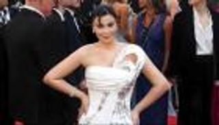 هدى الإتربي تخطف الأنظار بفستان أبيض في مهرجان كان