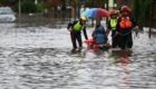 فيضانات عارمة تطرد آلاف السكان في الأرجنتين (صور)