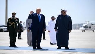 الشيخ محمد بن زايد آل نهيان يودع ترامب في ختام جولته الخليجية