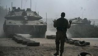 جندي إسرائيلي يوجه دبابة ميركافا - أرشيفية