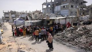 فلسطينيون يصطفون للحصول على حصة من الطعام في جباليا شمال غزة