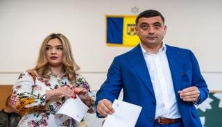 سيميون يدلي بصوته إلى جانب زوجته إلينكا في مركز اقتراع برومانيا