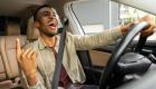 كيف تؤثر الموسيقى على سلوك السائقين؟ دراسة جديدة تحذر من الإيقاع السريع أثناء القيادة