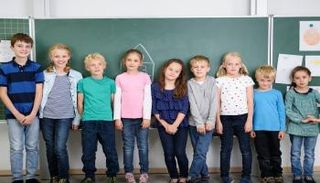 طول الطلاب وتفوقهم الأكاديمي