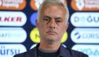 بـ«لاب توب ونعش».. مورينيو في مرمى سخرية غلطة سراي (فيديو)