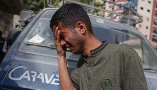 فلسطيني يبكي خارج مستشفى الشفاء في مدينة غزة