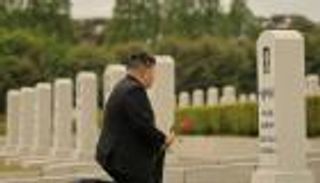 لحظة ضعف نادرة في حياة كيم.. لمن يُهدي زعيم كوريا الشمالية الوردة الحمراء؟