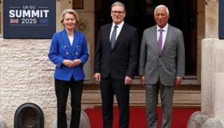 ستارمر مع رئيسة المفوضية الأوروبية ورئيس المجلس الأوروبي