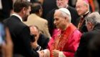 ترامب يدعو بابا الفاتيكان لزيارة البيت الأبيض.. هدايا ورسائل دبلوماسية