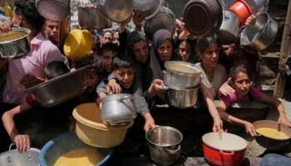 فلسطينيون يصطفون للحصول على غذاء