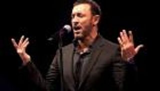 شعر طويل ورمادي.. كاظم الساهر يطل بنيولوك جديد (صور)