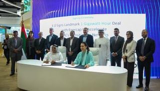 جانب من مراسم توقيع صفقة الشراء