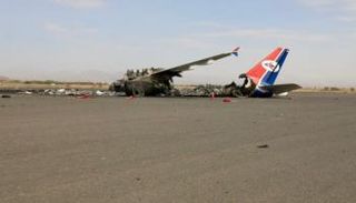 طائرة مدمرة في مطار صنعاء
