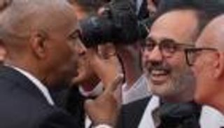 دينزل واشنطن يوبخ مصورا على السجادة الحمراء في مهرجان كان