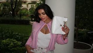 الدكتورة يومي تعلن زواجها وتستعرض خاتم الزواج