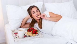 تناول وجبة خفيفة، حتى لو كانت قطعة فاكهة، قبل النوم مباشرة، خطر هلى الصحة