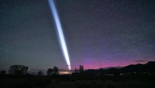 الخط الأبيض فوق كريستون بكولورادو الأمريكية، كما صوره المصور الفلكي مايك لوينسكي