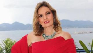 الفنانة يسرا
