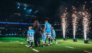 تكريم دي بروين بحضور عائلته