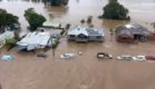 عاصفة مطرية تجبر السكان على اللجوء إلى الأسطح.. سيول تجتاح بلدات جنوب شرق أستراليا