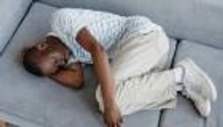 سقوط ناعم في أحضان النوم.. هل تعالج وضعية الجنين مشكلة الأرق؟