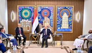 رئيس مجلس القيادة في اليمن رشاد العليمي وسفير واشنطن لدى اليمن