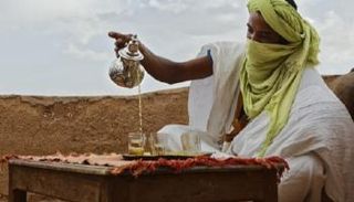 الشاي مرافق أساسي في الأحاديث العائلية والسهرات