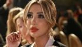 بعد عام ونصف من رحيل والدها.. المطربة أروى تودع والدتها بعد معاناة صحية طويلة