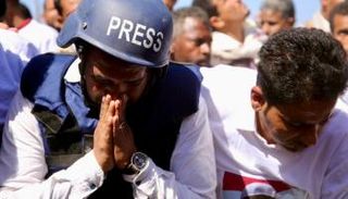 صحفي يمني في جنازة أحد زملائه بتعز اليمنية (أرشيفية)