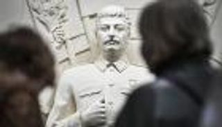 ستالين يظهر في محطة مترو بموسكو.. جدل ورسائل خفية