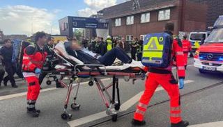 مسعفون ينقلون أحد الجرحى لتلقي العلاج