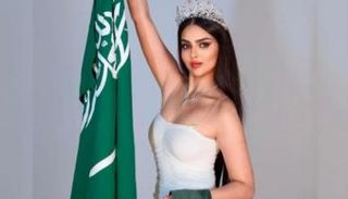 عارضة الأزياء السعودية رومي القحطاني