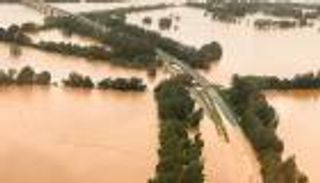 15 قتيلا و4 مفقودين في فيضانات بموقع لتعدين الذهب في إندونيسيا