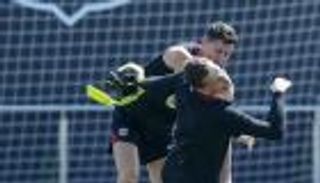 لكمة «سينمائية» من تشيزني في وجه ليفاندوفسكي (فيديو)