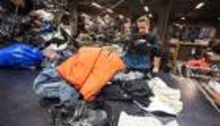 العلامات التجارية للأزياء تحت الضغط في أوروبا مع تكدس نفايات الملابس