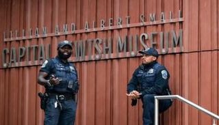 ضباط الشرطة خارج متحف اليهود في العاصمة واشنطن 