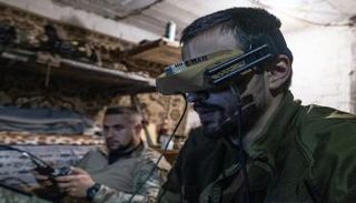 جنود أوكرانيون يقومون بتشغيل طائرات بدون طيار