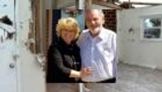 تشبثا ببعضهما حتى النهاية.. إعصار يترك زوجين مسنين بلا ذراعين