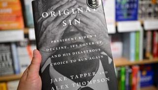 شخص يحمل كتاب 