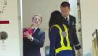 فيديو.. شاهد زوجة ماكرون تصفعه وتضعه في موقف محرج