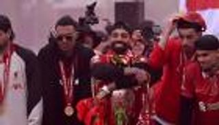 قام صلاح بمواساته.. ألكسندر أرنولد ينهار في حافلة ليفربول (فيديو)