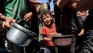 طفل يبكي انتظارا لوجبة من مطعم خيري في غزة